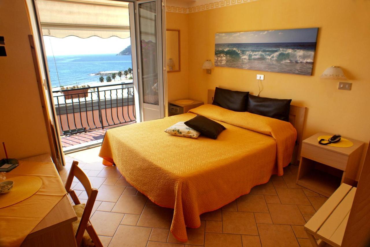 Albergo La Pineta Marina dʼMarina dʼAndora Εξωτερικό φωτογραφία